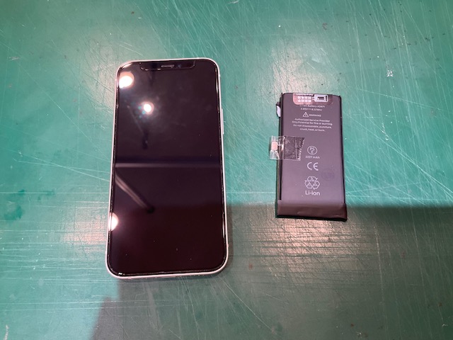 iPhone 12mini 本体を落としたら充電不可に！？　スマホ修理工房イオン北浦和店
